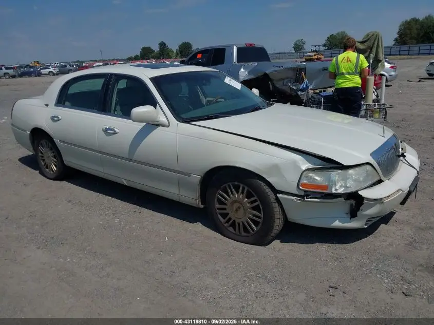 LINCOLN TOWN CAR 2006. Lot# 43119810. VIN 1LNHM82V16Y651271. Photo 1