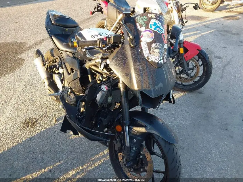 YAMAHA YZFR3 2021. Lot# 43547550. VIN MH3RH18Y2MK005888. Photo 1