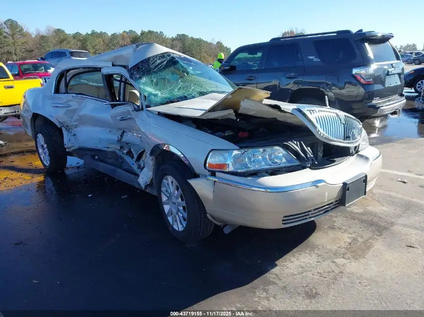 LINCOLN TOWN CAR 2006. Lot# 43719155. VIN 1LNHM81V66Y623547. Photo 1