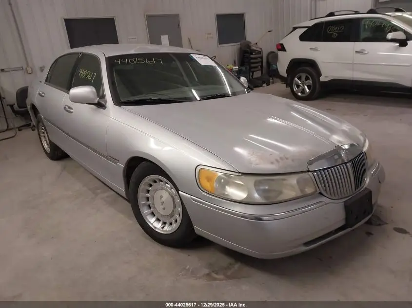 LINCOLN TOWN CAR 2001. Lot# 44025617. VIN 1LNHM81W01Y665049. Photo 1