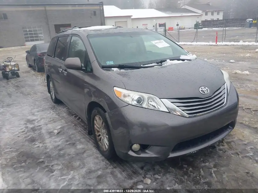 TOYOTA SIENNA 2015. Lot# 43919833. VIN 5TDYK3DC7FS577343. Photo 1