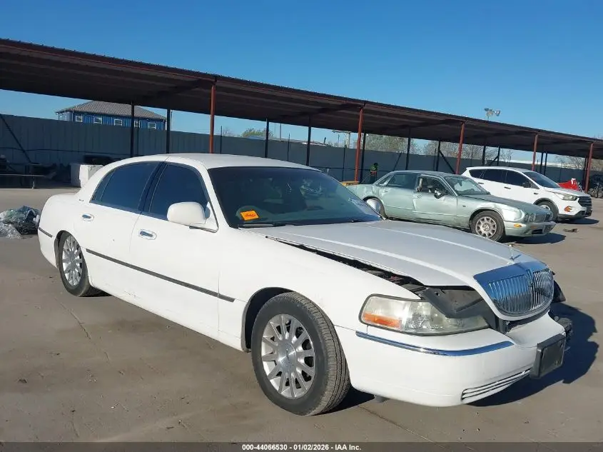 LINCOLN TOWN CAR 2006. Lot# 44066530. VIN 1LNHM81V86Y626126. Photo 1