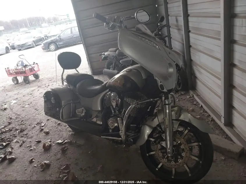 INDIAN MOTORCYCLE CO. CHIEFTAIN 2017. Lot# 44029155. VIN 56KTCNAA8H3355088. Photo 1